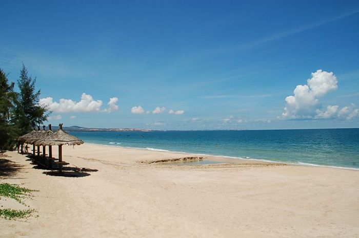Mũi Né sở hữu những bờ cát trắng trải dài