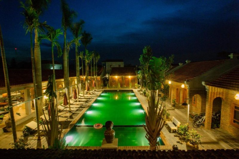 Vẻ đẹp tuyệt vời với không gian hão huyền là điểm nổi bật thu hút khách đông đảo của Tam Cốc Banana Bungalow