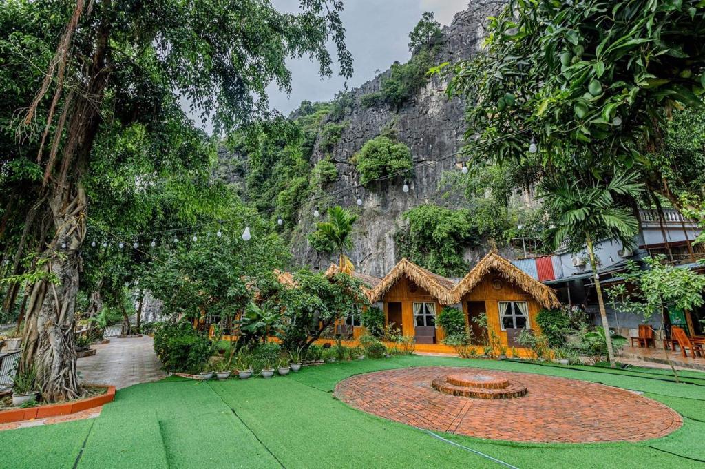 Toàn cảnh Bungalow nằm giữa lòng núi đá vôi